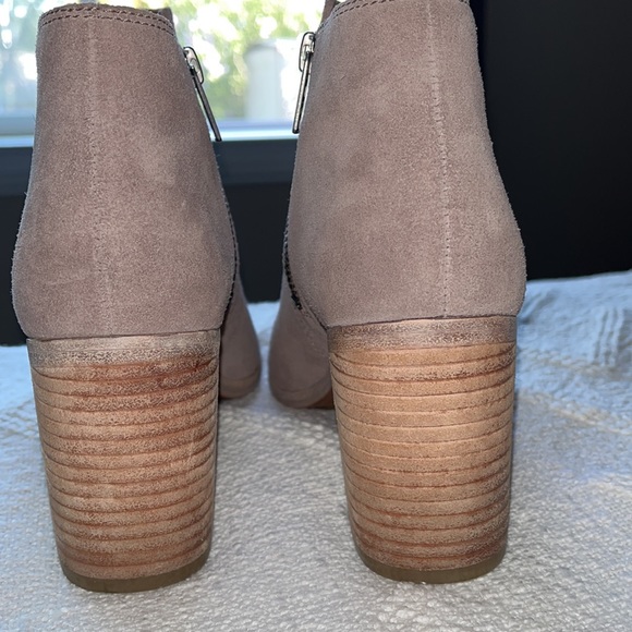 FRYE Danica Chelsea Peep Toe Heeled Suede Booties Size 6 - Picture 7 of 16
